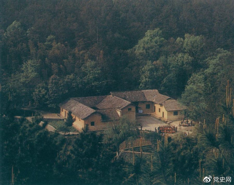 毛澤東故居——湖南省湘潭縣韶山?jīng)_上屋場(chǎng)。1893年12月26日，毛澤東在這里誕生。