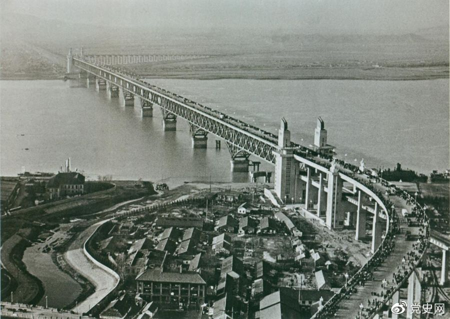 1968年12月29日， 南京長江大橋全面建成通車。這是當(dāng)時(shí)中國自行設(shè)計(jì)建造的最大的鐵路、公路兩用橋。